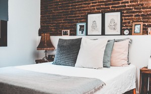 5 Ways to Get That Vintage Bedroom Vibe - Mountain Living
