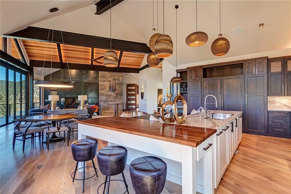 A Chic Mountain Kitchen That Can Fit a Crowd - Mountain Living