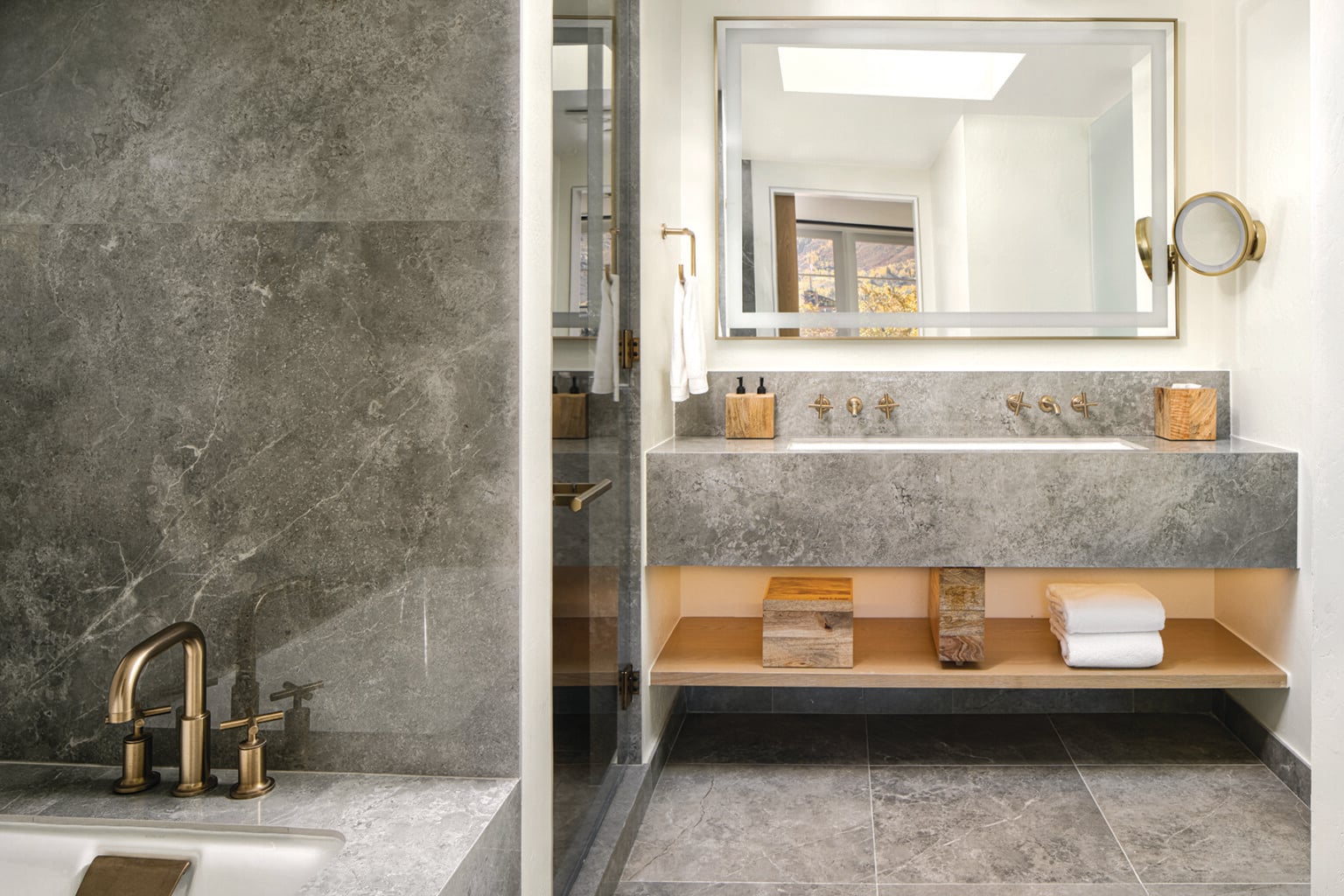 30 Outdoor Bathroom Ideas for a Luxurious Backyard Oasis - Penthouse Apartment Outdoor Bathroom Fixtures