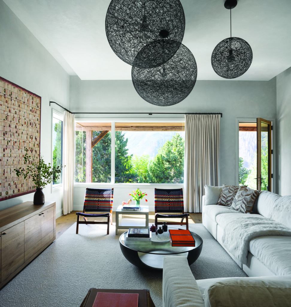 Inside a Mountain Retreat With Lofty Ceilings And An Open Interior ...