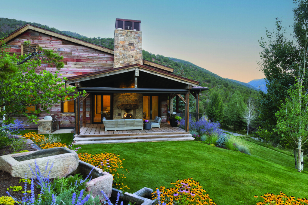 Inside a Mountain Retreat With Lofty Ceilings And An Open Interior ...