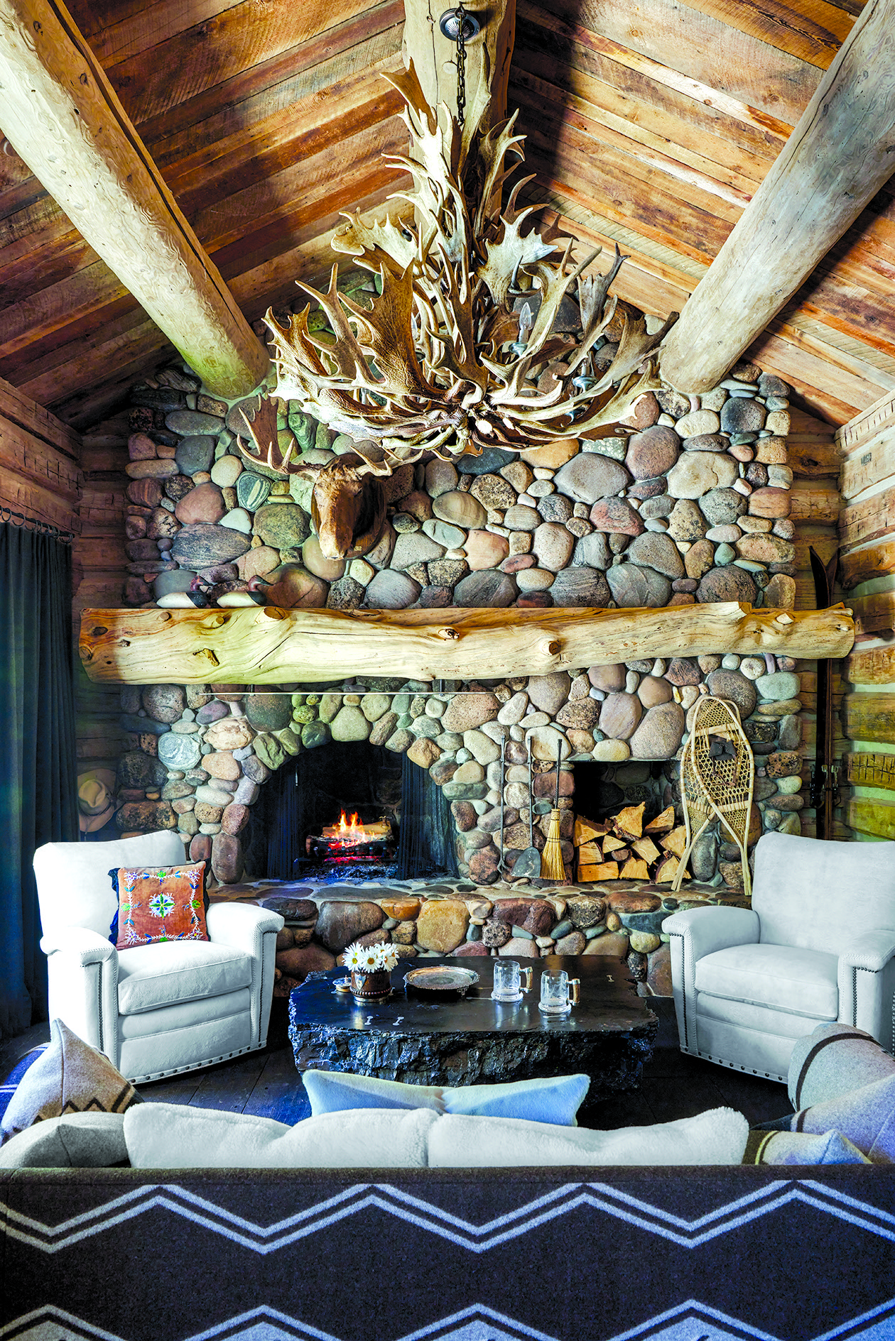 Blending Old and New Decor Creates a Cozy Abode with a Rustic Feeling ...