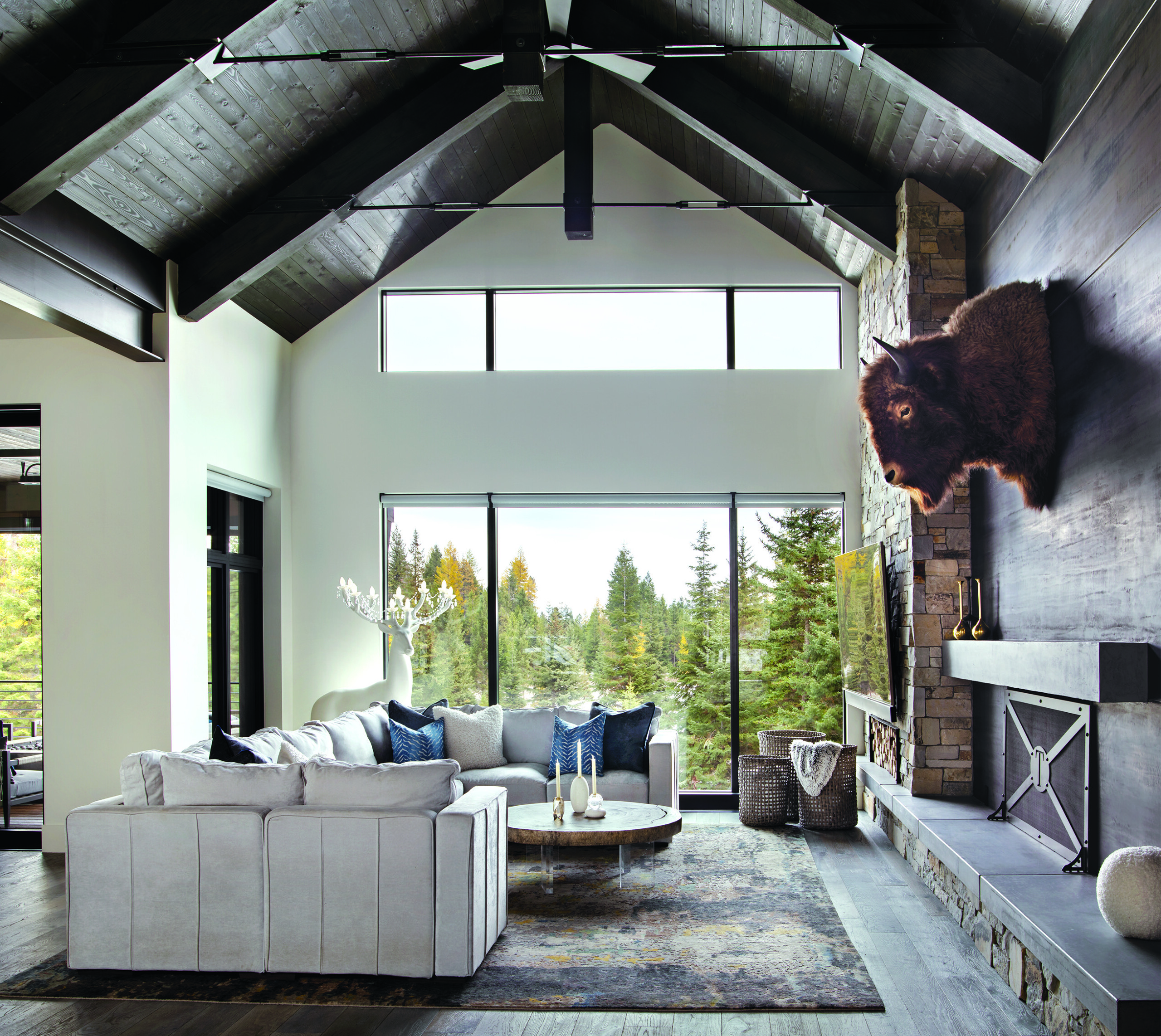 This Mountain Home Embraces a Seamless Indoor-Outdoor Lifestyle ...