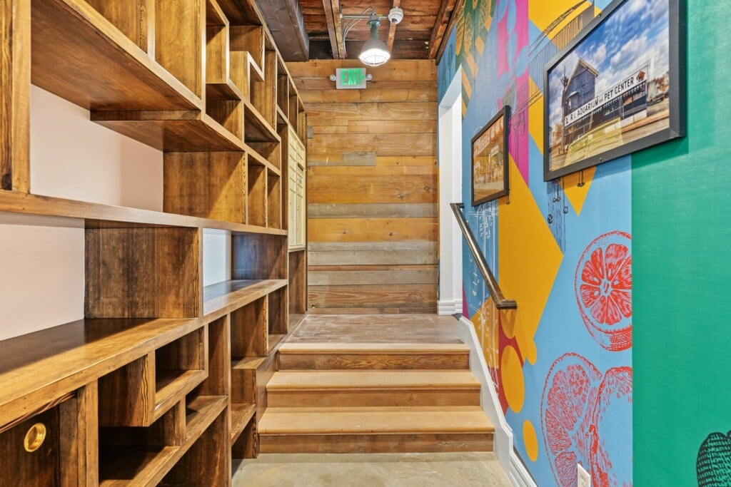 905 N Main 65 Blueflash