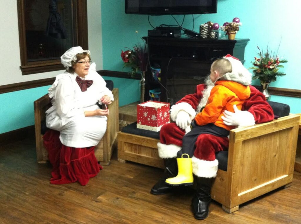 Avondale Youth Center Holds Olde Fashioned Christmas Celebration