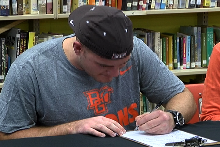 Skrobot Signs With Defending Mac Champs