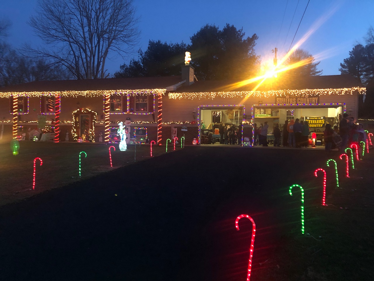 Making 'spirits bright': Zanesville homeowner carries on father's ...