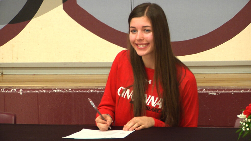 Abby Walker Signs Letter0