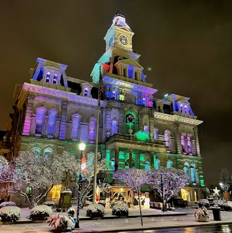 Chamber of Commerce Promotes Courthouse Light Display WHIZ Fox 5