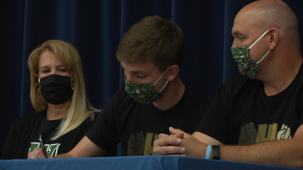 Claytonsigning414210