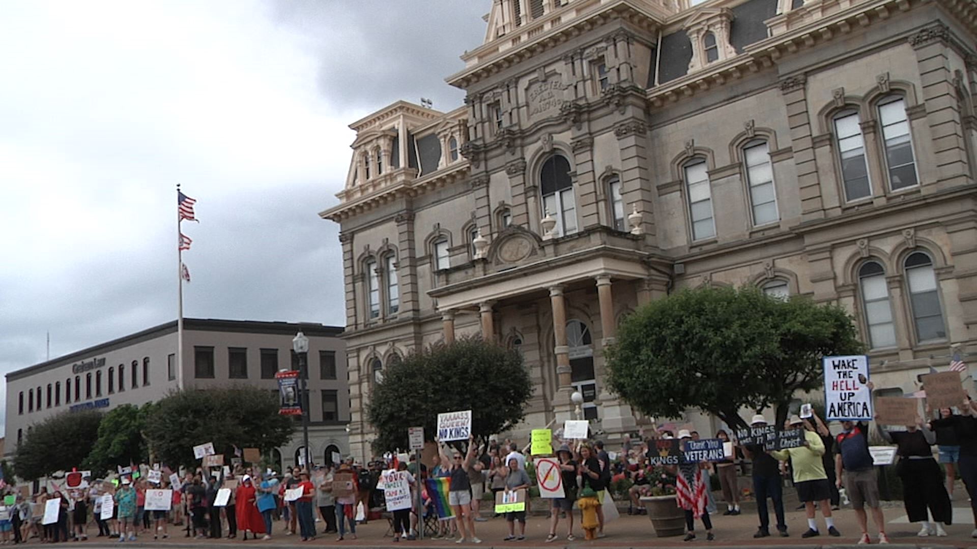 Zanesville protest joins nationwide 'No Kings' movement - WHIZ - Fox 5